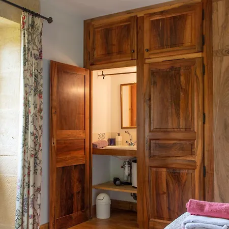 D'hotes La Rossillonie Bed and Breakfast